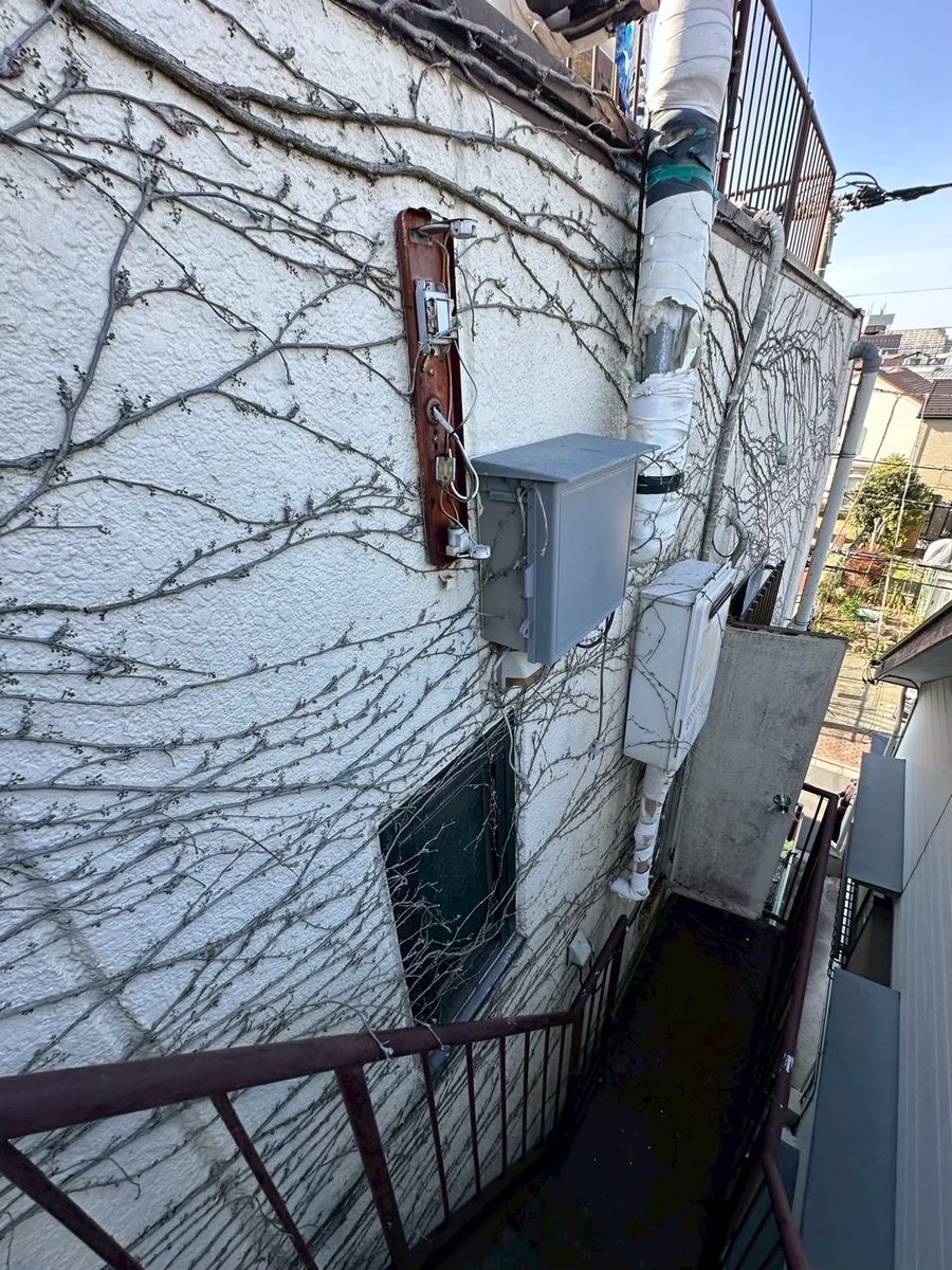 LEOSLAND's tweet image. 📍リフォーム現場より
ツタ撤去作業中🌿
ツタ撤去 → ケレン → バーナー → サンダー

塗装・大工・電気・営業の全員でチームワークよく作業中です💪✨

#リフォーム現場 #外壁塗装 #チームワーク #施工風景 #職人魂 #女性スタッフ在籍 #お気軽にご相談ください