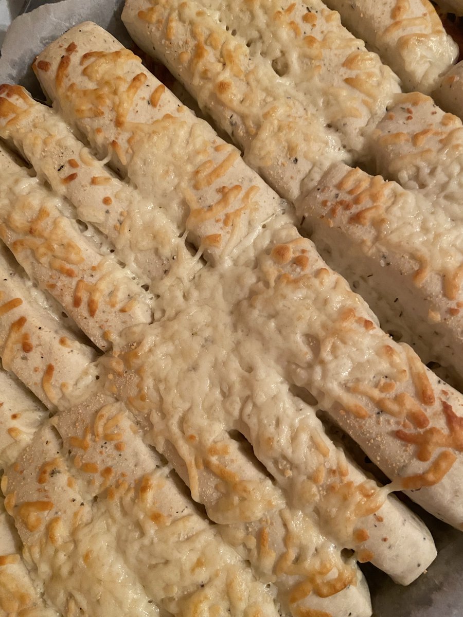 patchworkfemme's tweet image. the glow up of my breadsticks (using the SAME recipe btw!!)