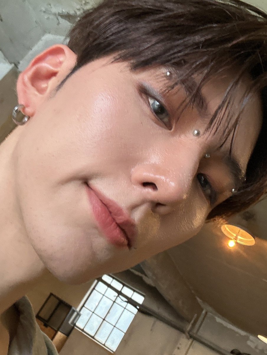 _cataaa21's tweet image. Han pasado 84 años desde que hice un Monbebe Selca Day pero vi a alguien en mi TL haciéndolo y yo sigo sin dejar de reirme que me tomé esta foto pensando en que Kihyun subiría algo así y pues si pasó JAJA 

#MonbebeSelcaDay #Mbbsd #Mbbselcaday
#MONSTAX #몬스타엑스