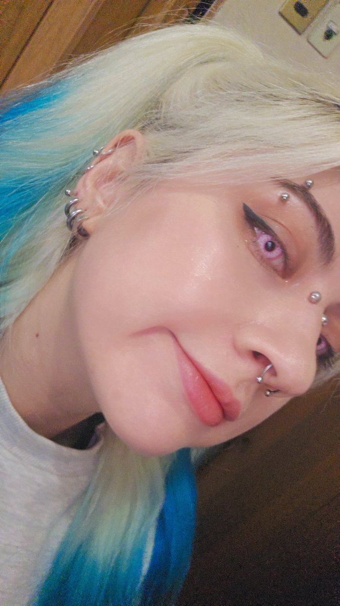 _cataaa21's tweet image. Han pasado 84 años desde que hice un Monbebe Selca Day pero vi a alguien en mi TL haciéndolo y yo sigo sin dejar de reirme que me tomé esta foto pensando en que Kihyun subiría algo así y pues si pasó JAJA 

#MonbebeSelcaDay #Mbbsd #Mbbselcaday
#MONSTAX #몬스타엑스