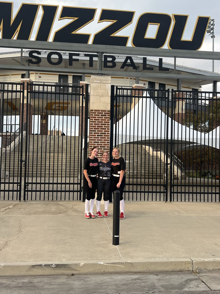 LLS_2011_KS's tweet image. Emily Palisch (2029), @Keely_Yount2029 and Quinn Mitchell (2029) went camping today at @MizzouSoftball!!  Thank you @CoachLarissaA @epsteinhitting @CoachJayGwyn @CoachBella42