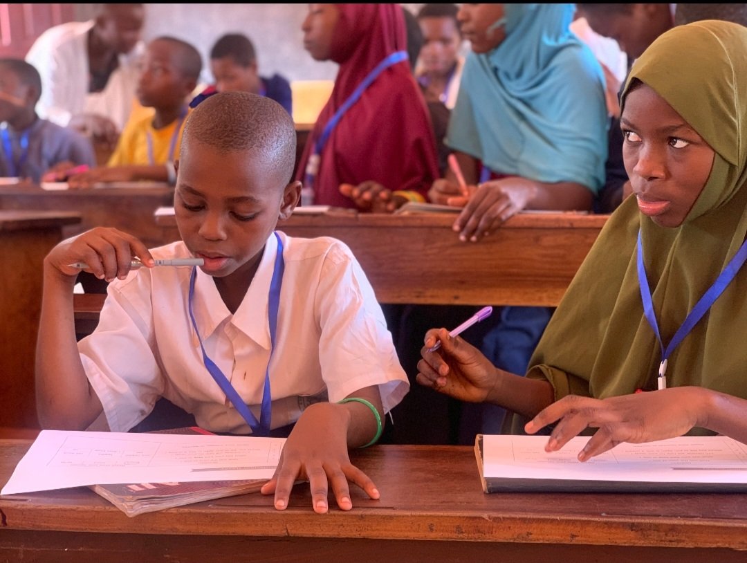 Lightup_Org's tweet photo. At LightUp Organization, we turn waste into light! 🌙✨ Students use recyclables to make Holong Lights — sustainable lamps bringing learning to communities without electricity. Creativity + recycling = hope! 💚

#HolongLight #EducationForAll #CleanEnergy #BrightFuture https://t.co/kUVCa4f4ic