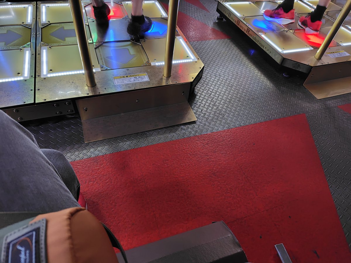 kabokun_ddr's tweet image. DDR筐体2つあって良かったけど大人気ゲーム過ぎて待つことに🤔