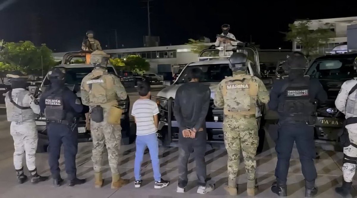 JJDiazMachuca's tweet image. Es que con México Canta vamos a salvarlos: Claudia Sheinbaum 

🚨Detienen en #Villahermosa a &quot;El Niño Sicario&quot;, un menor de 14 años que lideraba una célula criminal. Con frialdad, se dedicaba al secuestro, asesinato y narcomenudeo. Portaba una Uzi y en su celular había videos de…
