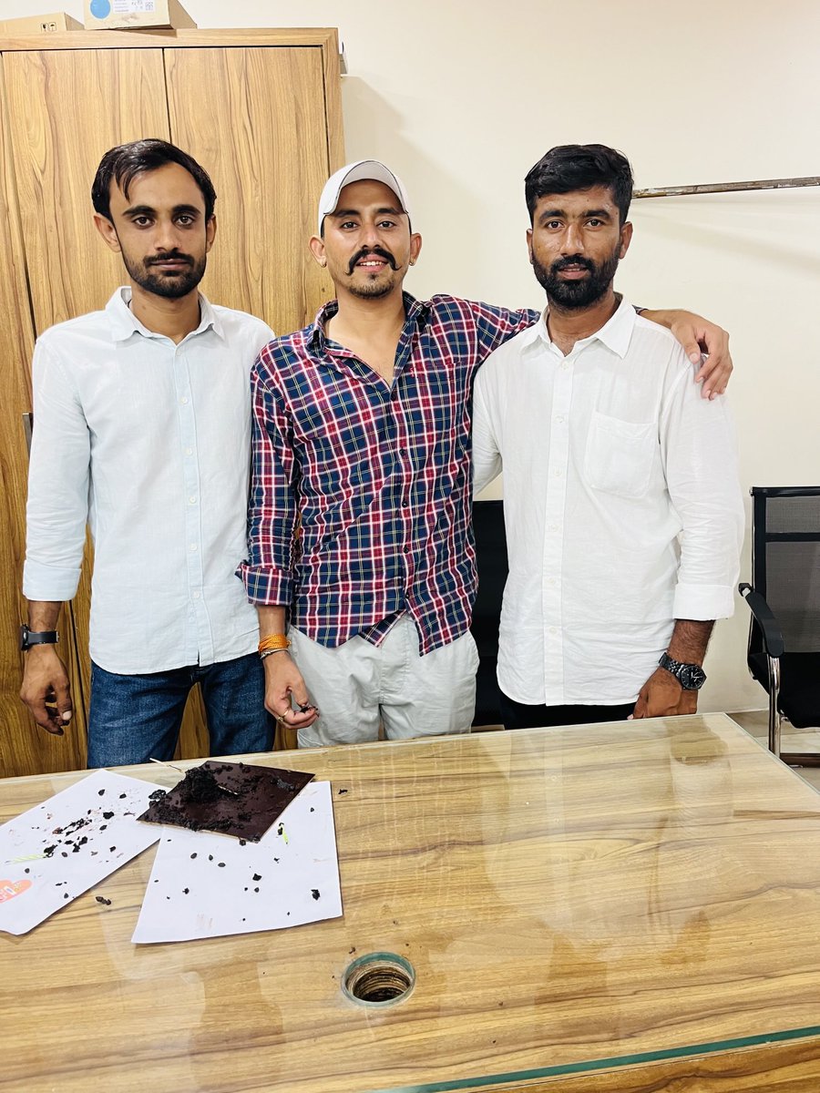 Kalukha61196716's tweet image. प्रिय मित्र दिनेश @ManzuDinesh
आपको जन्मदिन की हार्दिक बधाइयाँ एवं शुभकामनाएँ।
ईश्वर आपको उत्तम स्वास्थ्य, अपार खुशी और सदा मुस्कराने वाला जीवन प्रदान करे।
आपका जीवन सदा आनंदमय, सफल और प्रेरणादायक बना रहे।
🎉🎂💐