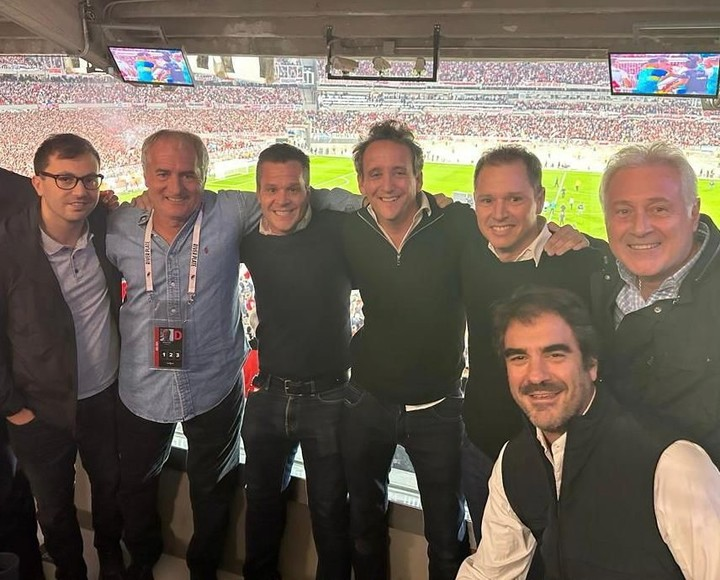 River es un fiel reflejo de sus dirigentes. En epocas de gloria hemos tenido dirigentes y presidentes que si la cosa no andaba pateaban vestuarios. Hoy en dia tenemos dirigentes que su deporte favorito es el golf, la equitación y el paddle.  
Esta gente no puede seguir mas.