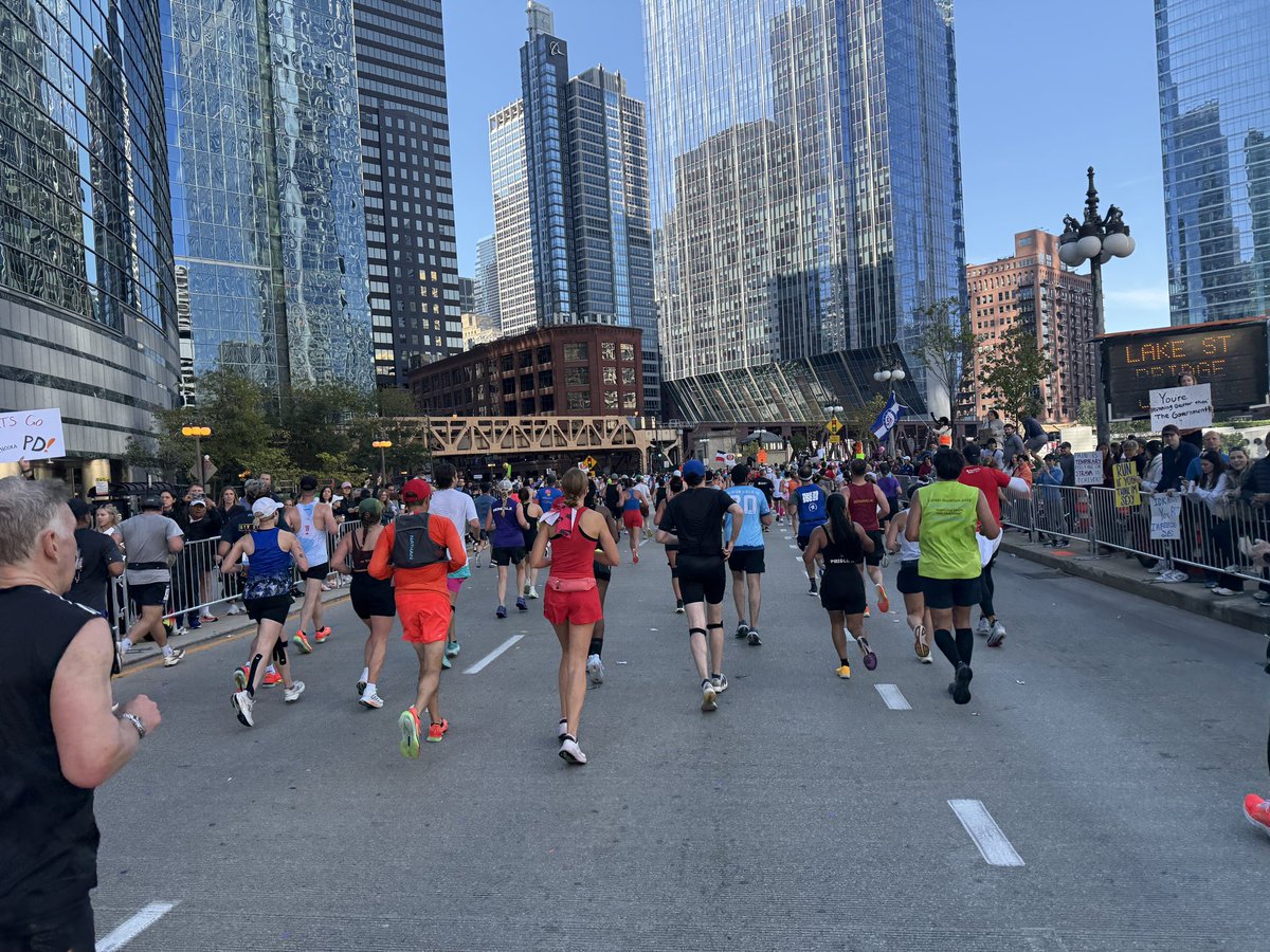 HawleySports's tweet image. From the start to the finish, Lakeview to Pilsen and through the final miles. There is truly a blessing to run this incredible event every year and I don’t take it for granted.