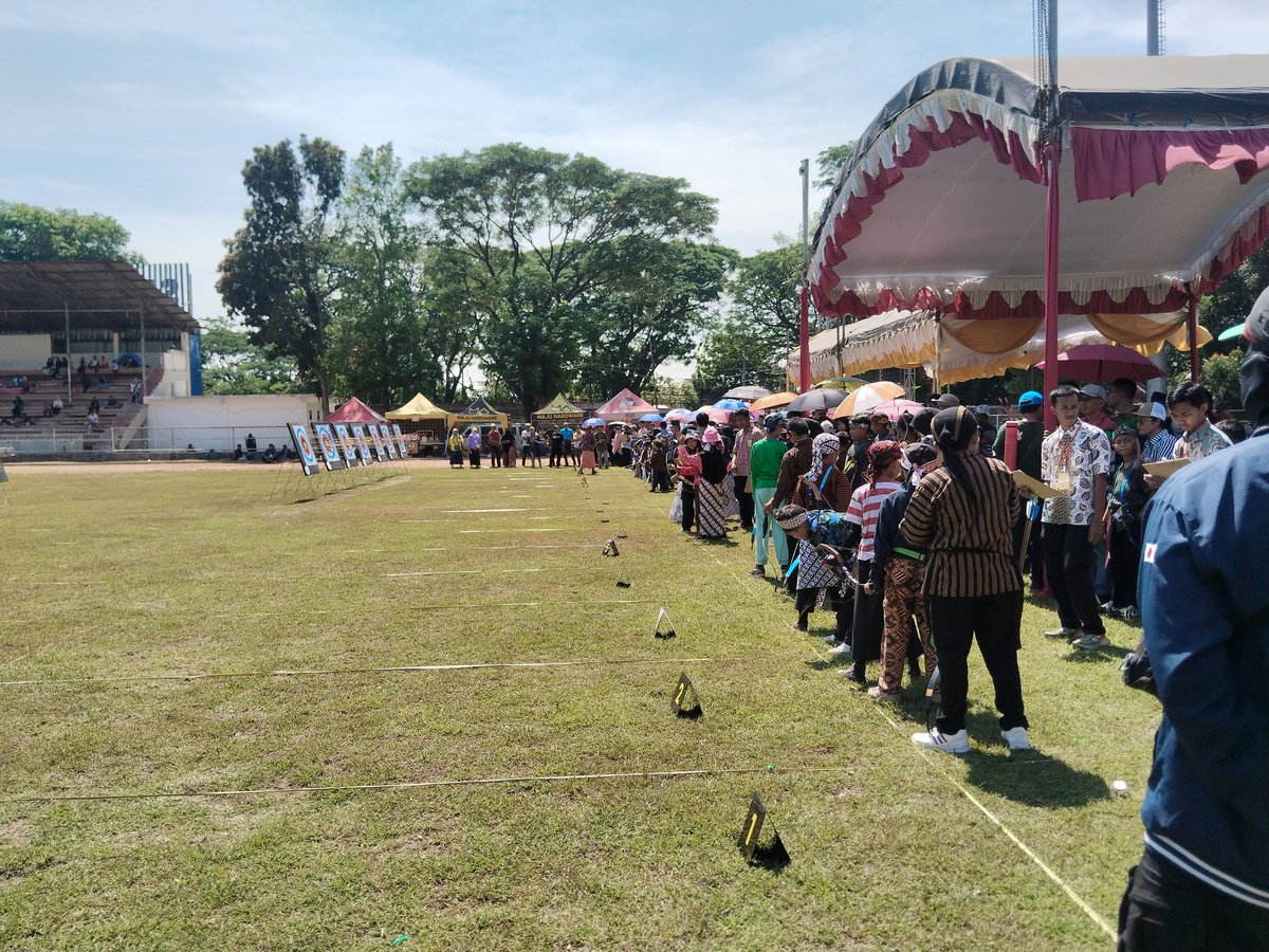 Lomba panahan tradisional stadion Anjuk ladang
