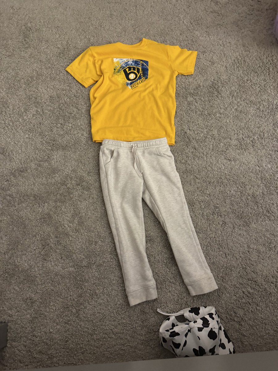 3 year old Hailey’s fit check ready for Game 1! <a href="/Brewers/">Milwaukee Brewers</a> <a href="/MLB/">MLB</a> #NLCS #MLBPlayoffs 😂😂⚾️#brewers