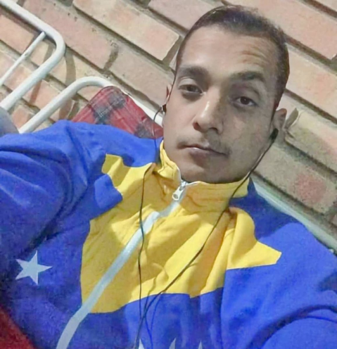 freddyzur's tweet image. 🚨 #AlertaDDHH | #Venezuela
Alberto José Bracho, preso político condenado a 30 años por un supuesto “magnicidio”, está al borde de la muerte en Yare III.
Sufre desnutrición, fracturas, pérdida de visión y torturas sistemáticas.
El régimen de Maduro lo mantiene secuestrado y…