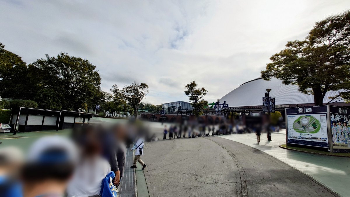 13saco's tweet image. 埼玉西武
昨日の秋季練習公開、体感で想像以上に人がいました。
開場30分前に着いても歩道橋入口まで列が伸び、席は3塁側内野SSとSのみ開放ということもあって、まるで試合さながらの密度。
トレセン前もなかなかの人でした。
来週行かれる方の参考までに。
#seibulions