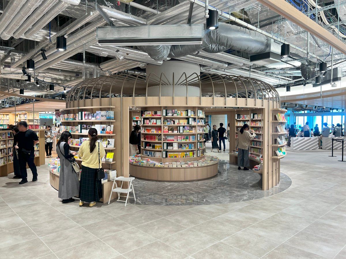 Tokyo has a truly impressive new book cafe. Whether you're a reader or just want a place to relax for several hours (or even all day), the Bunkitsu Tokyo, recently opened as part of NeWoman Takanawa, is a must-stop on the famed Yamanote Line.

buff.ly/n2by4Eo