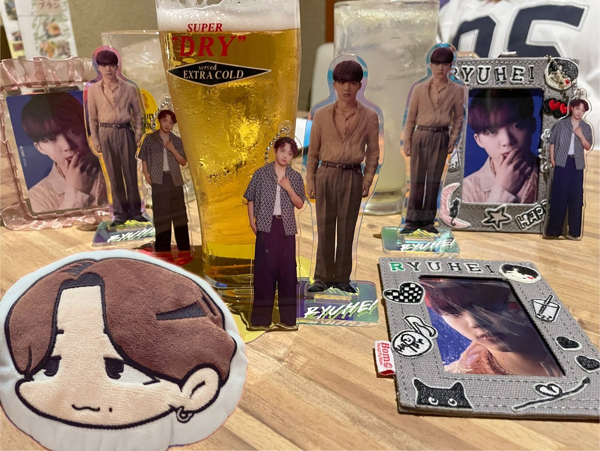 96neko_besty's tweet image. 昨夜のリュウ会🐉🐉🐉💖🍺

いつもみたく自分のとこだけリュウ並べて自己満撮影しようとしたら後ろでこっちを見てるもう1人のリュウちゃんが！！
ってことで引きで写真に収めてきたw
直立リュウがなんとも愛おしい♡

ポーチ出しそびれたので久しぶりの合成w
