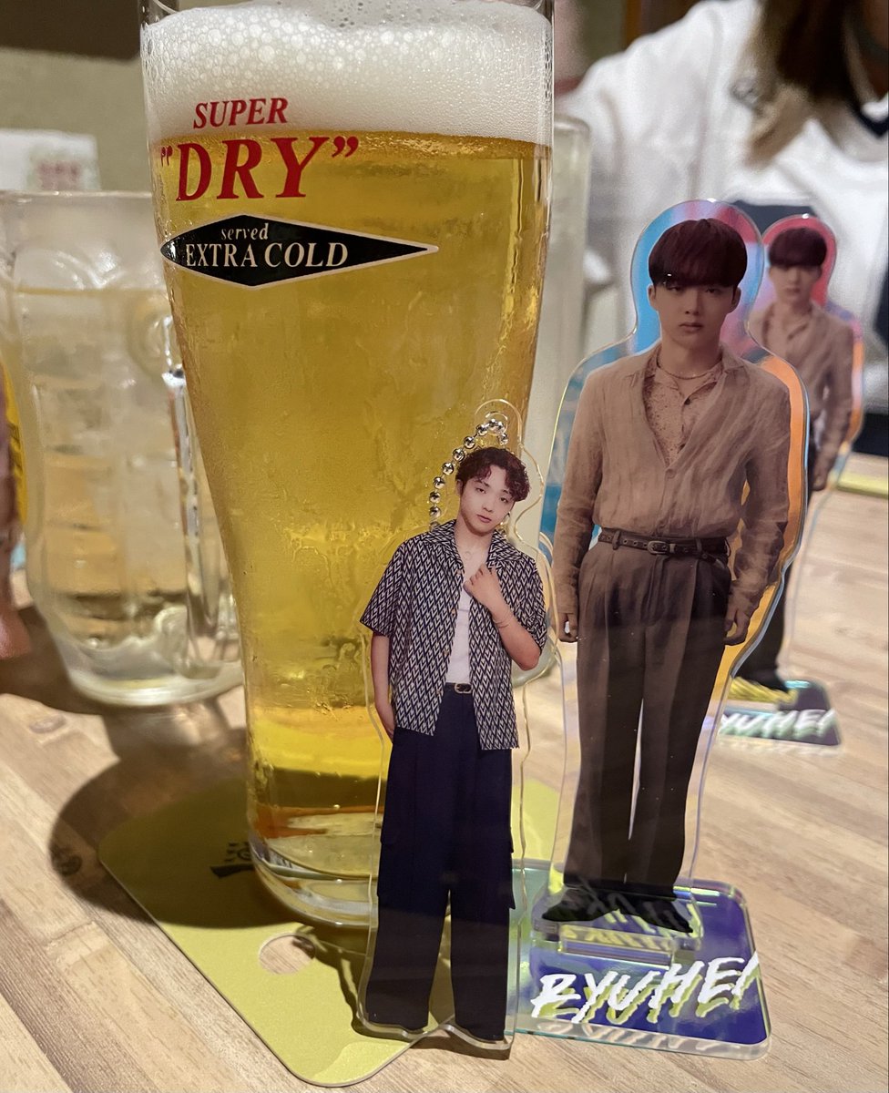96neko_besty's tweet image. 昨夜のリュウ会🐉🐉🐉💖🍺

いつもみたく自分のとこだけリュウ並べて自己満撮影しようとしたら後ろでこっちを見てるもう1人のリュウちゃんが！！
ってことで引きで写真に収めてきたw
直立リュウがなんとも愛おしい♡

ポーチ出しそびれたので久しぶりの合成w