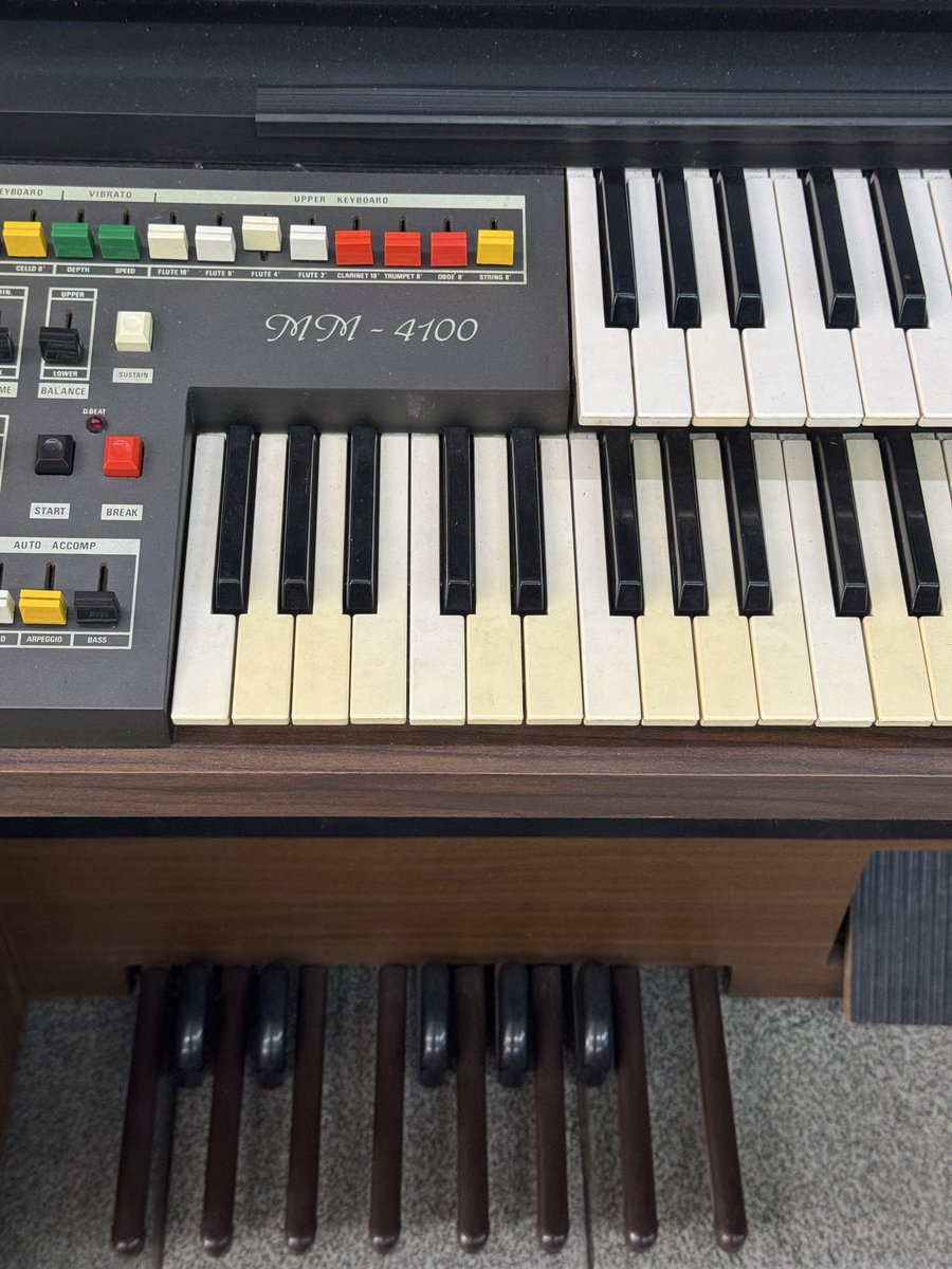 dei um rolet no centro ontem achei esse orgao a venda num sebo e quase faço absurdos com minha conta bancaria….