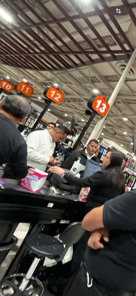 🔥🔥🔥Nos comenta una lectora, que la noche de este sábado, sorpresa causó la fiscal general de Veracruz, Verónica Hernández Giadans, quien quiso darse un "baño de pueblo" y hacer sus compras de despensa en el Súper Selecto Chedraui, de Plaza Ánimas, en Xalapa, mientras hay una