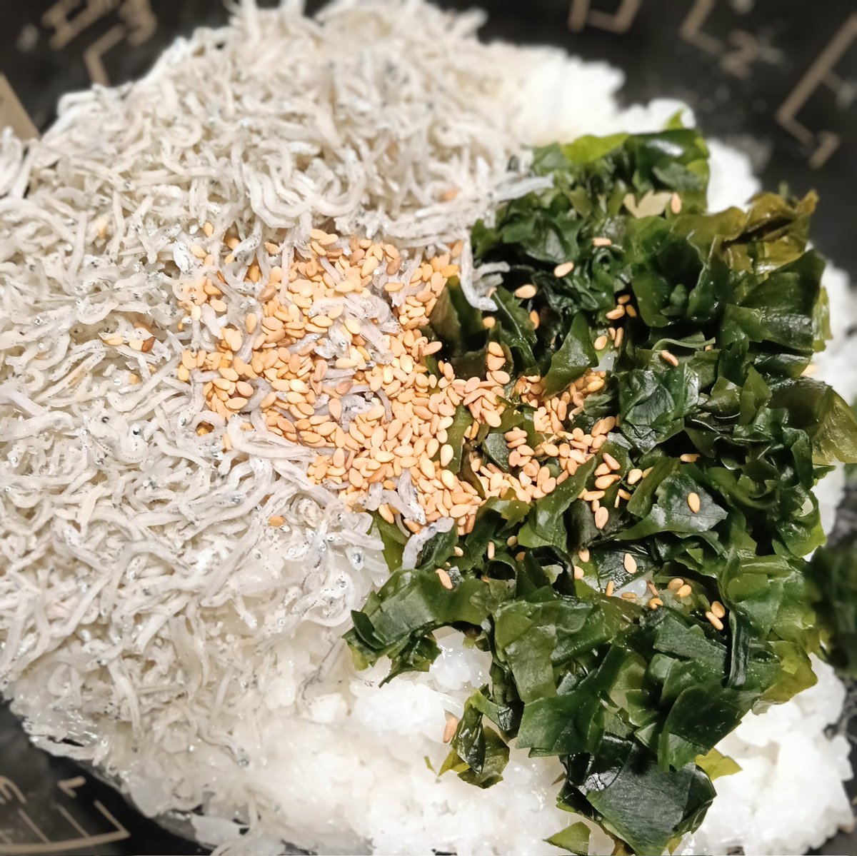 CareerLab_'s tweet image. 過去レシピ💛
スーパーフードを融合させたおにぎり🍙
１合のご飯に
ちりめんじゃこ３０g
ワカメ（乾燥）３g
金胡麻 適量
胡麻油 適量
塩分は塩を付けながら握るので敢えて入れません。
食べるときは、よく噛んで😊

#OnigiriAction
#おさらい
#発酵文化研究所