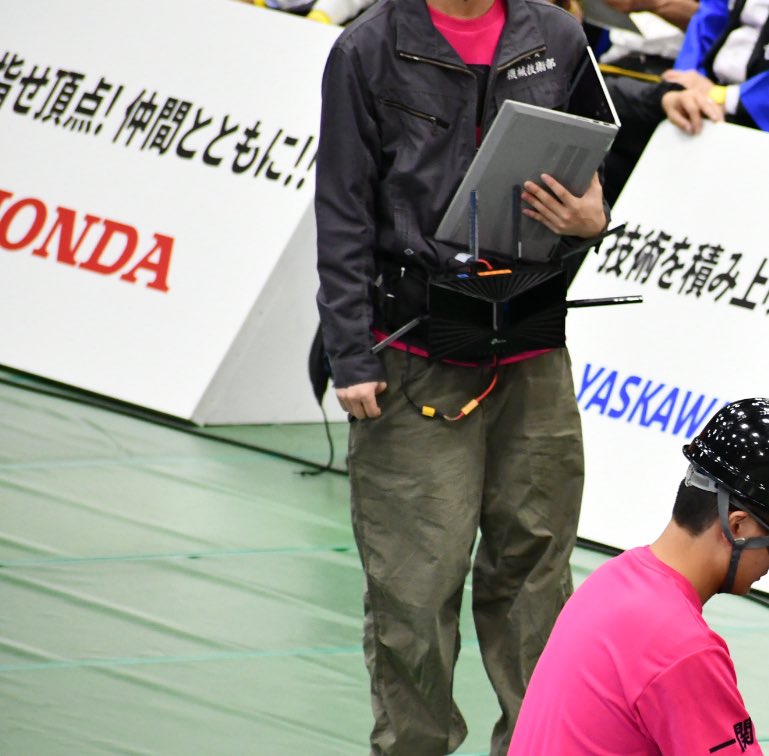 _amayiak's tweet image. 一関がルーターを背負うんじゃなくて前に付けて、複数あるアンテナの向きをちゃんと変えてたのは偉いと思った #高専ロボコン #ロボコン