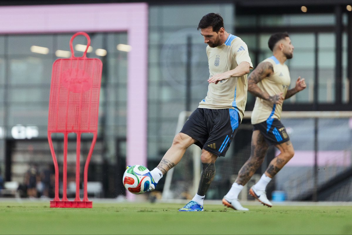 SC_ESPN's tweet image. EL GOAT ESTÁ. Luego de brillar con un doblete y una asistencia este sábado, en el 4-0 del Inter Miami vs. Atlanta United por la #MLS, Leo Messi se reincorporó a los entrenamientos de la Selección Argentina, de cara al Amistoso Internacional del próximo martes vs. Puerto Rico.