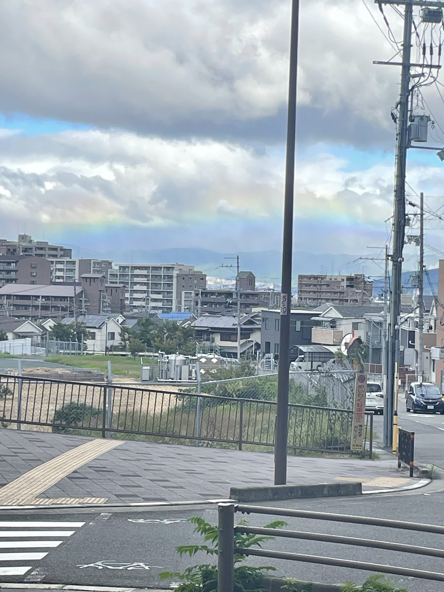 megumegu5043's tweet photo. てくてく歩いていたら
虹🌈   大きくてビックリ‼️ https://t.co/AE2XWX3Lj2