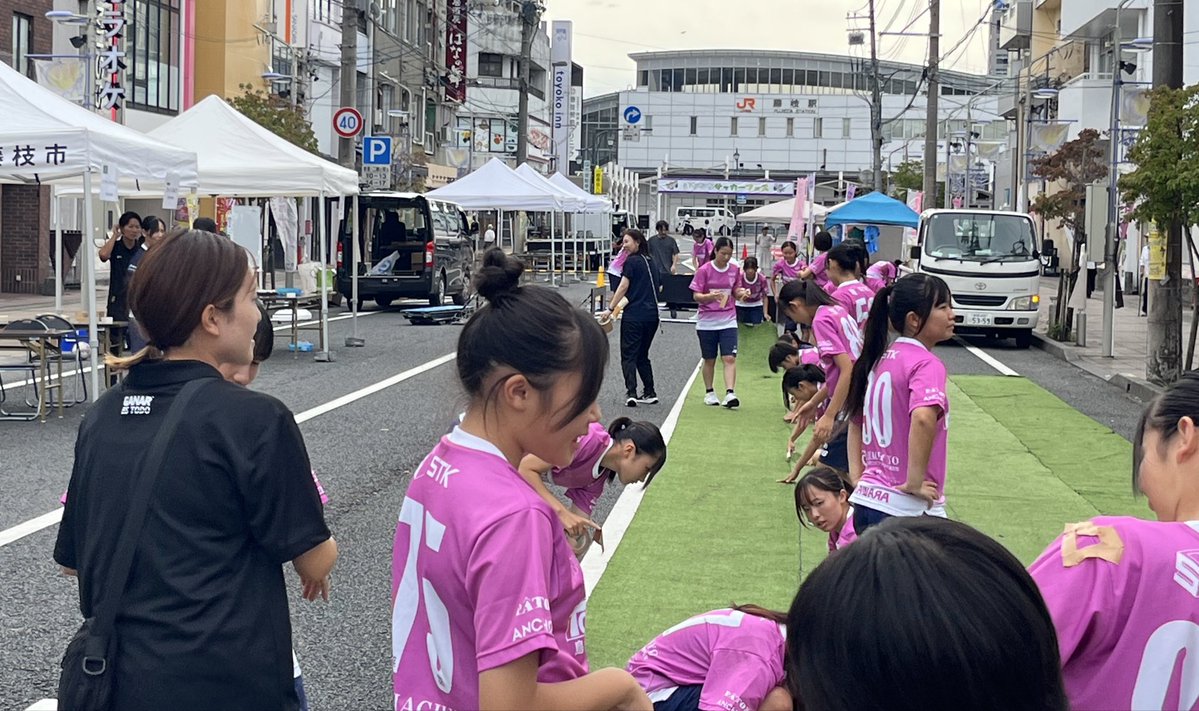今日10/13は藤枝駅前にて『まちなかサッカーフェス』を開催します！
駅前通りにフィールド出現中
飲食ブースやステージの準備も着々と進んでおります。
#藤枝駅 #サッカー #イベント #グルメ

fujieda-machista.com/2025/10/01/%e3…