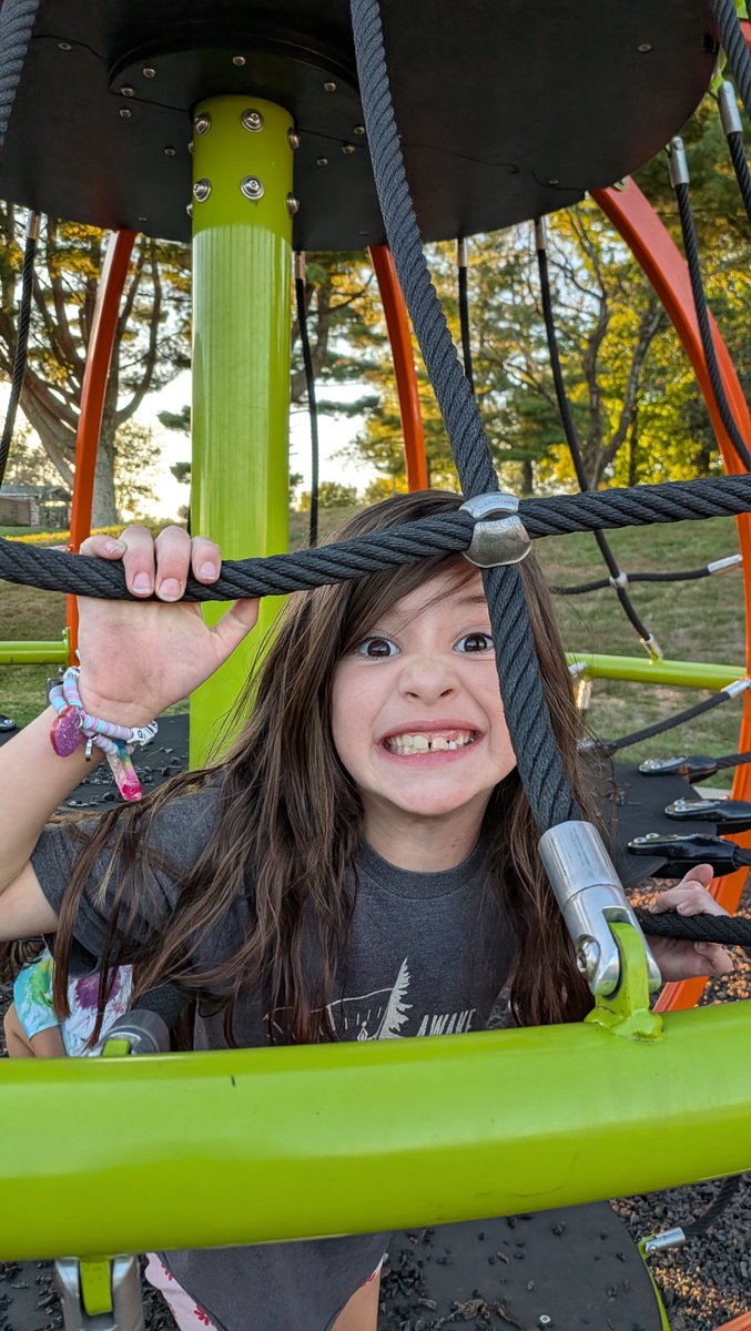 DigestAndroid's tweet image. Pixel 10 Pro Fold camera shots at the Park. Looks really good! I'd argue basic shots of a family member will look better on the Pixel 10 Pro Fold vs the Galaxy Z Fold 7
