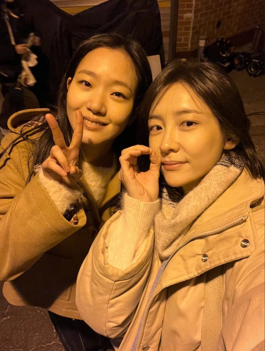 fiorestale's tweet photo. #YouAndEverythingElse review from Ahn Mikyung, a CEO of Yedam Psychological Counseling Center and journalist with Ph.D. in Education.
> Psychologically, their relationship happened when someone saw the other person not just as they are, but as someone who can fill their own emptiness. Sangyeon lost the love and stability then she was looking for it in Eunjung, and it causes more conflict and frustation. In the end, it shows us that a relationship can’t be maintaned without facing your own issues that you’ve been ignoring. A genuine relationship begins when you accept your own flaws and are able to stand on your own without needing someone else to fill the gaps.
The pain of emptiness can’t be removed, but it can be endured. To do that, you have to stop hiding your wounds and start embracing yourself. It’s okay not to be perfect. We all live with our flaws and hesitation. What’s important is to take care of yourself, and to live each day at your own pace despite having your own flaws. That’s when a genuine relationship can truly begin. <
More https://t.co/oxQpgxGxFa
