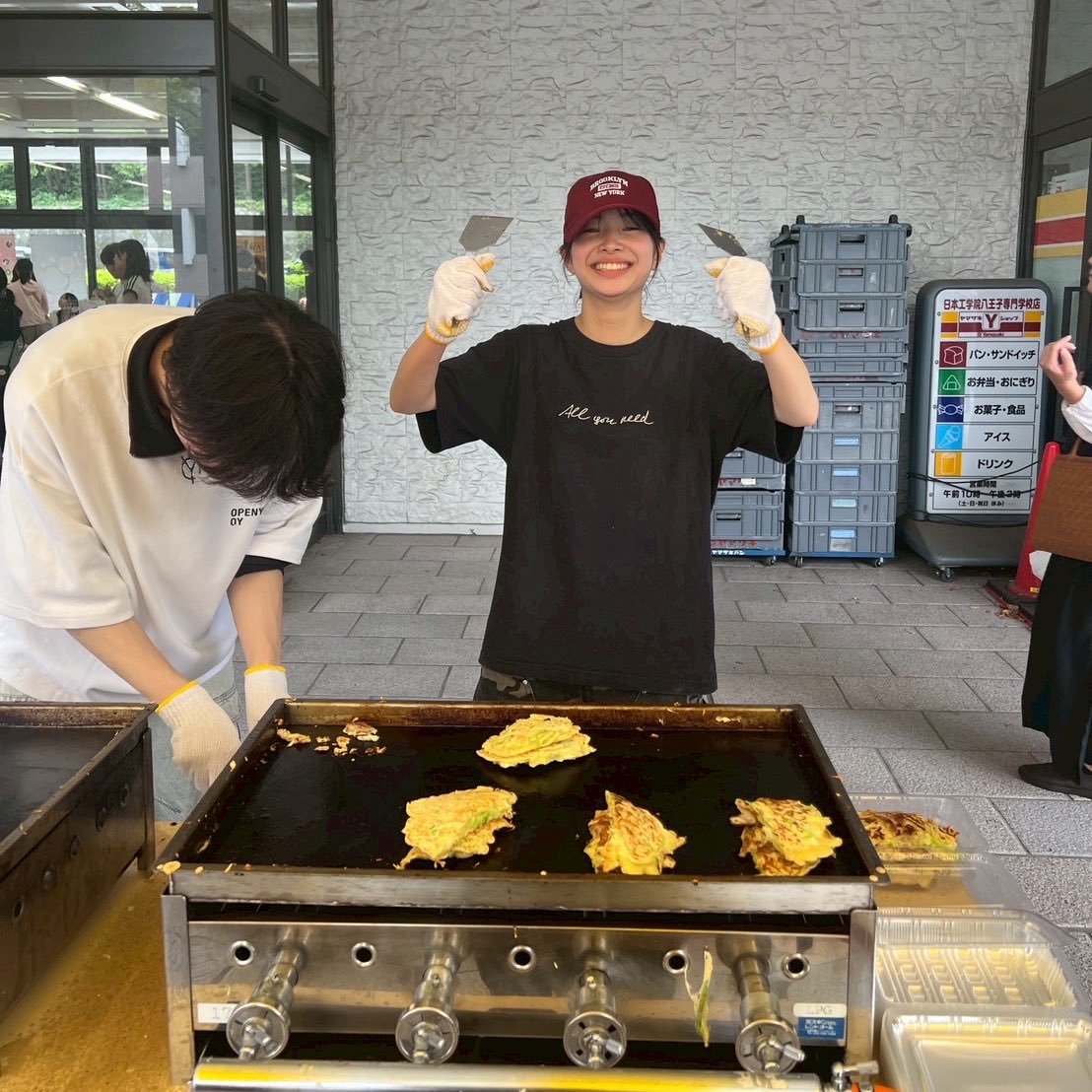 intebro's tweet photo. 紅華祭2日目！

1日目に続き今日も元気にお好み焼きを焼いています🔥

ほっぺが落ちそうなくらい美味しいのでぜひお越しください✨

#東京工科大学 #intebro #紅華祭 https://t.co/QeGk6wK3f3