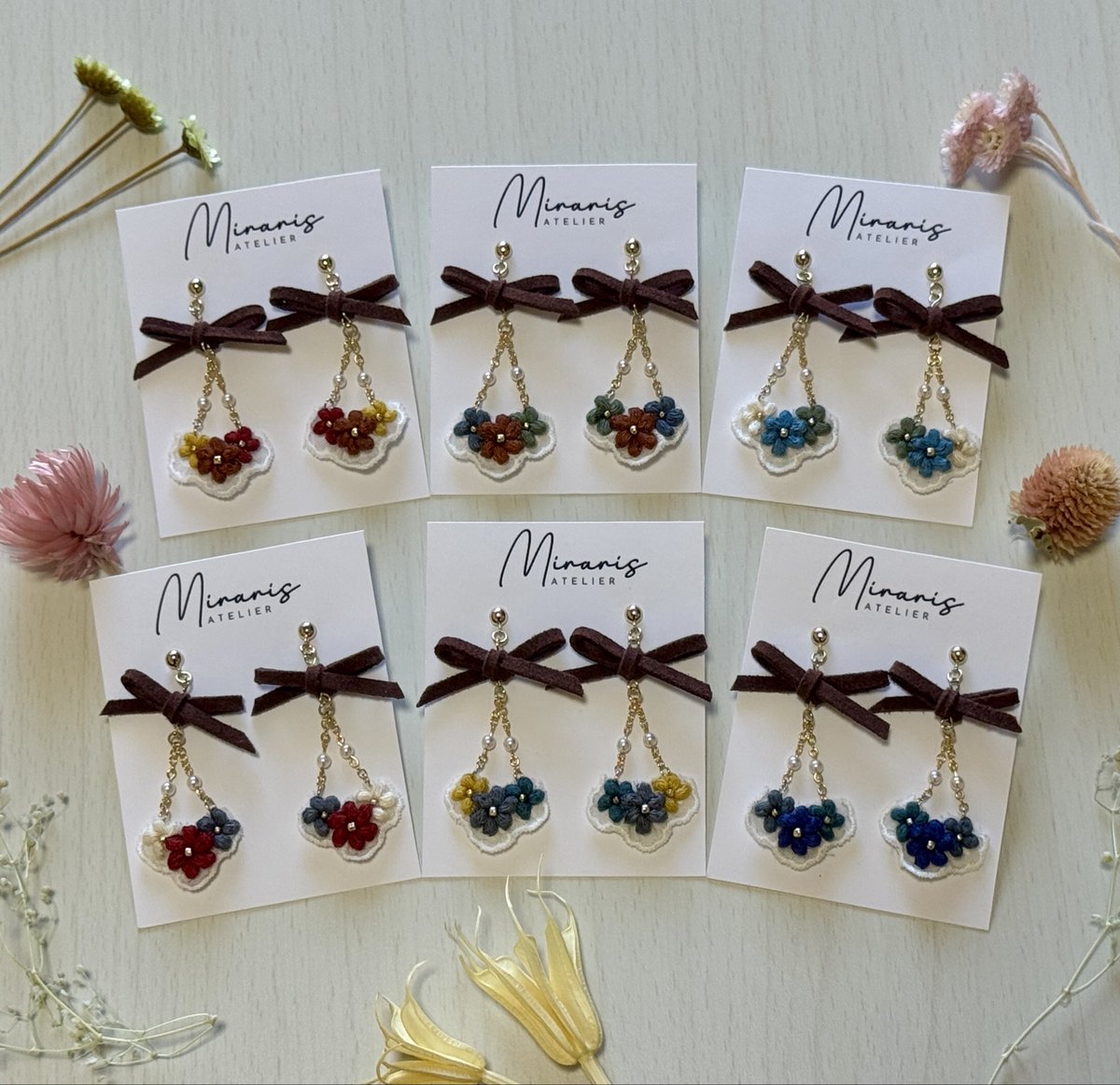 #初見で恋に落ちる作品ってあるよね
#365DIYtheme 

一本取りの刺繍糸を編んで作る小花が織りなすアクセサリー💎

クラシカルなな色合いと煌めきが素敵な仕上がりです🪡

＃ハンドメイド好きさんとつながりたい