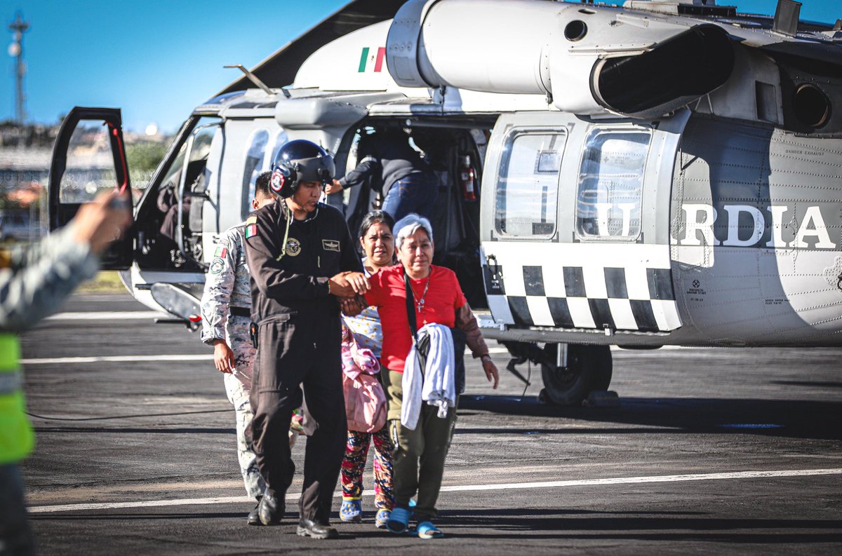 difhgo's tweet image. Cuatro niñas y niños de la comunidad de Joquela, Tianguistengo y de Huehuetla, afectados por lluvias atípicas, fueron trasladados al Hospital del Niño DIFH.
Gracias a la coordinación con el personal de salud, todos se encuentran estables. ✅
#PrimeroElPueblo
#EsPorTi