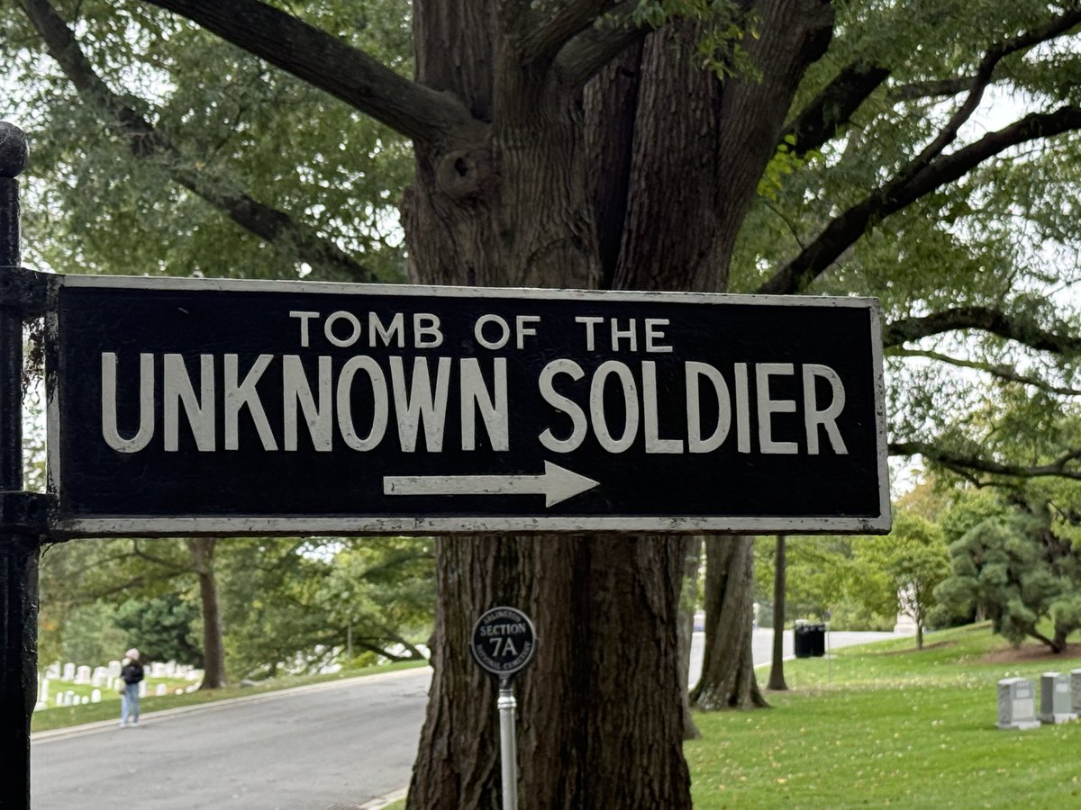 Paullmatt's tweet image. Great afternoon with the fam. Walked the endless rows of Arlington Nat’l Cemetery.