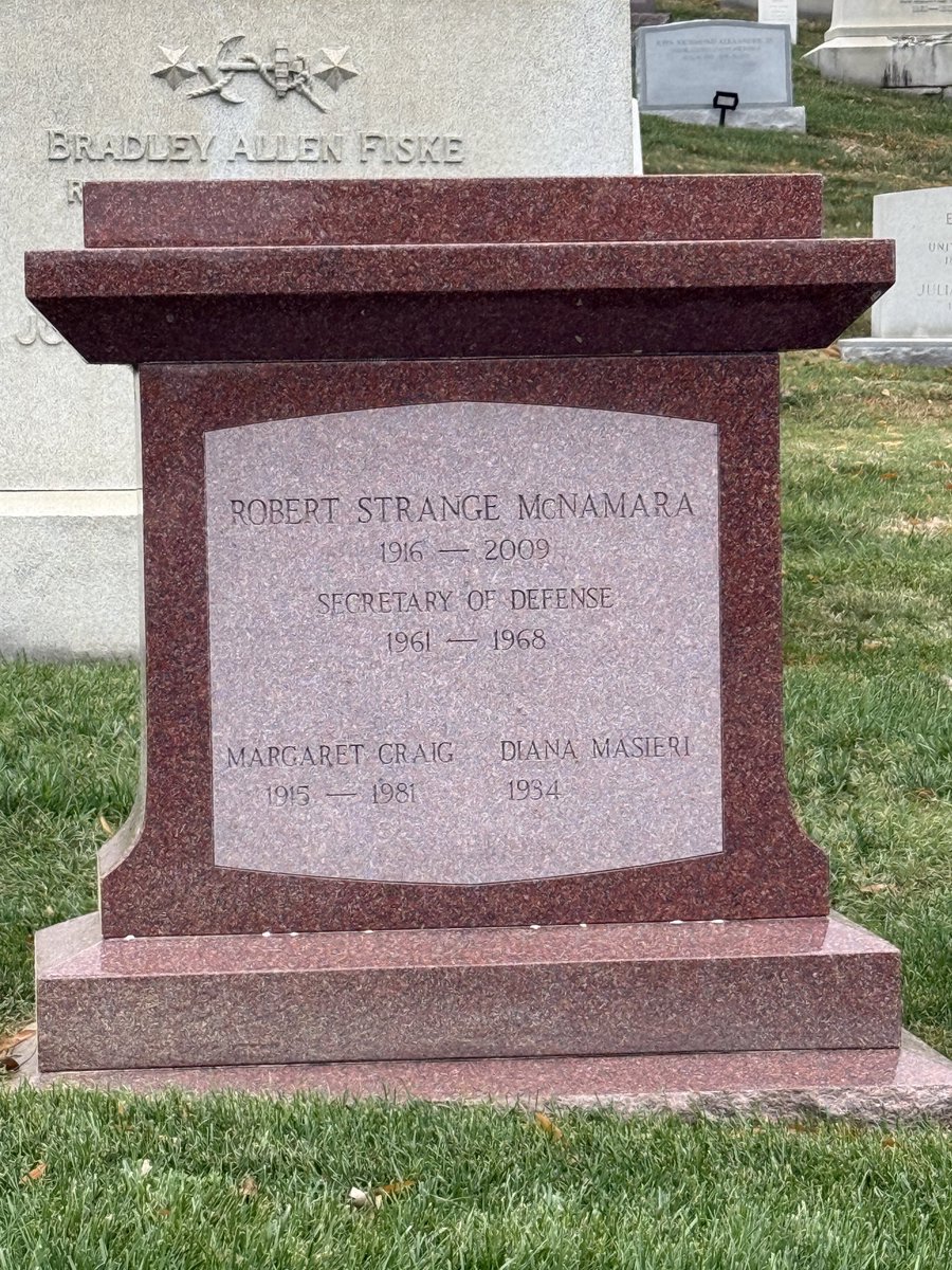 Paullmatt's tweet image. Great afternoon with the fam. Walked the endless rows of Arlington Nat’l Cemetery.