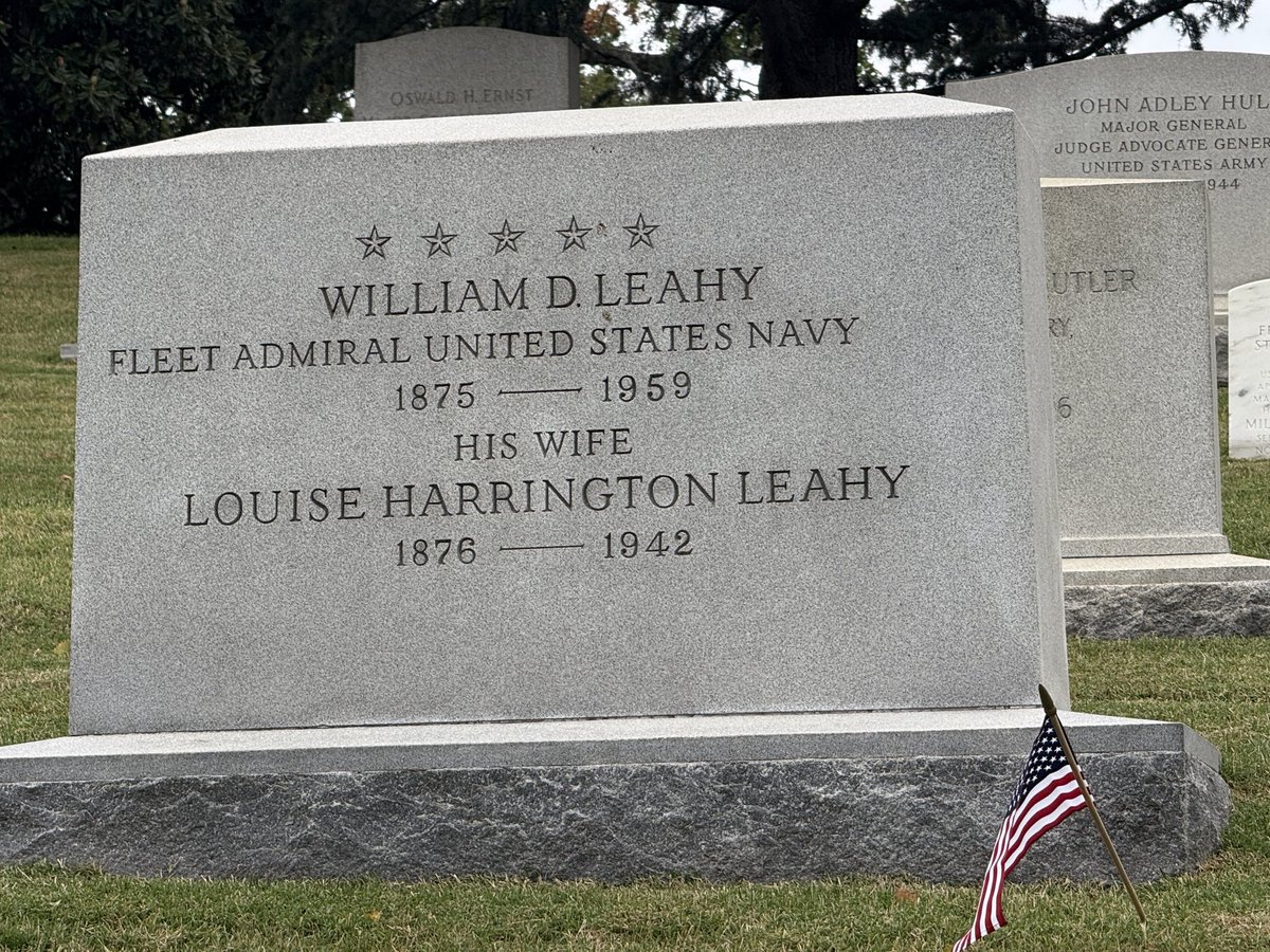 Paullmatt's tweet image. Great afternoon with the fam. Walked the endless rows of Arlington Nat’l Cemetery.
