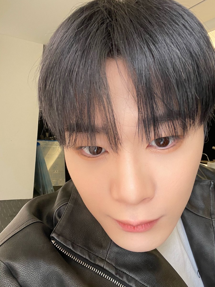 계절을 따라 지나가듯
오늘도 나는 이곳에서
그댈 생각하면서
언젠가 우리가 다시 만날 그날 위해 기다릴게

#문빈 #MOONBIN