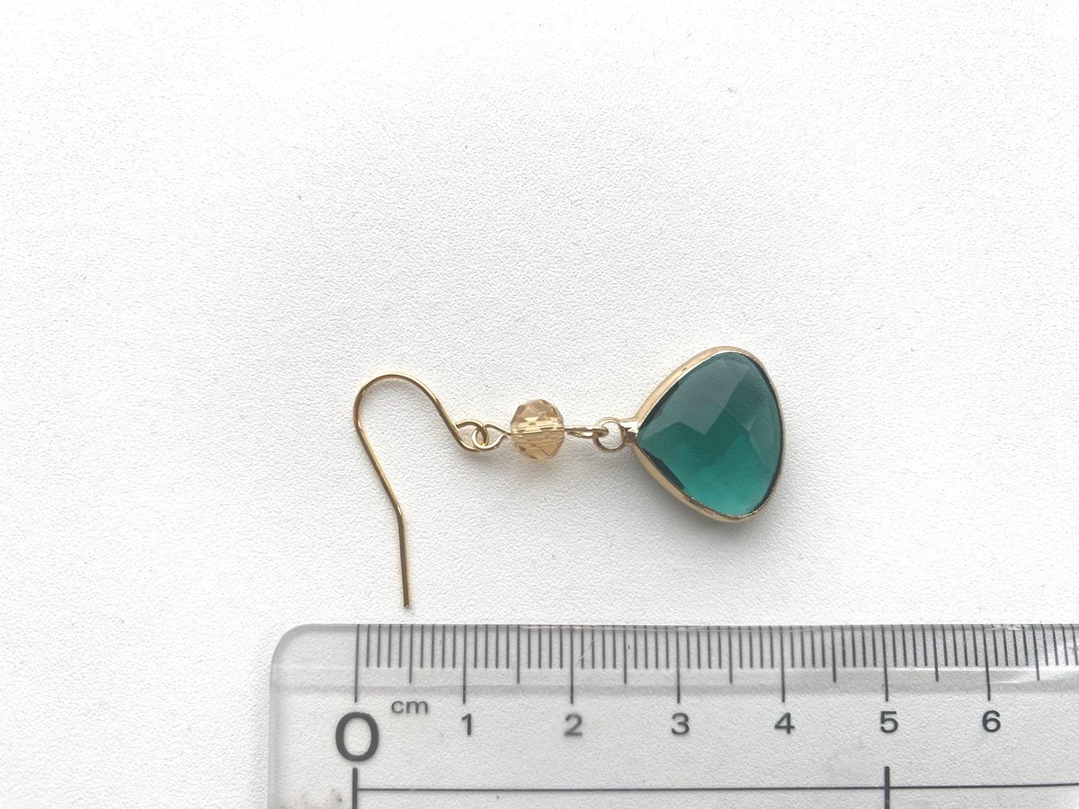 minneに新作アップしました🌸

1点限定❗️〜ワンコインシリーズ〜マロン型ガラスチャームピアス／イヤリング💚

カットデザインが綺麗なマロン型のガラスチャームを使用しました😊
深いグリーンがステキなんです💓

秋冬に馴染みやすいお色ですので、これから活躍してくれると思います🎶