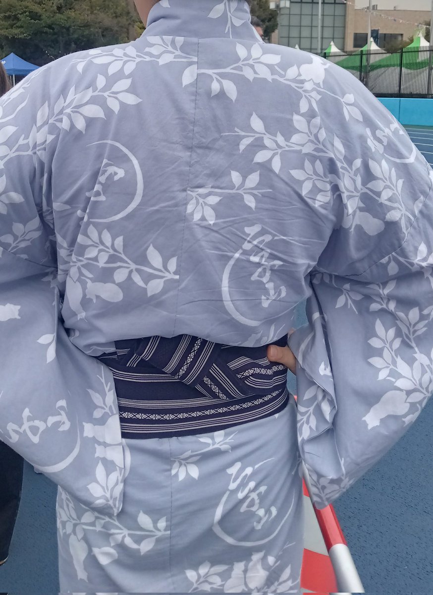 ちゃんこを食べようと思って、かつしかスポーツフェスティバルに来てみましたが、ぱっと見で昨年の10倍くらい並んでいて諦めました。
ヒーローショーでも見て帰ります。
相撲人気なめてました。