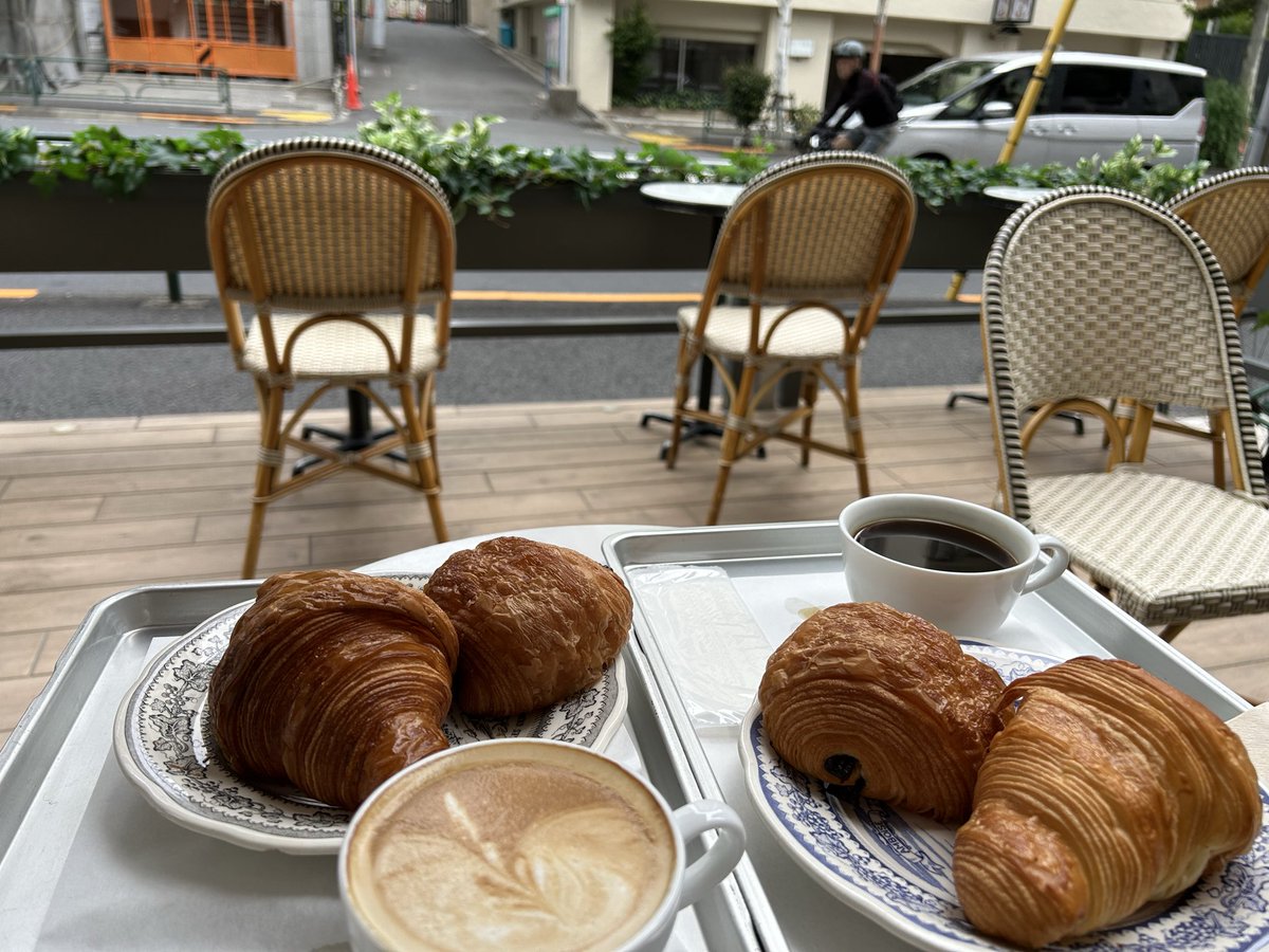 cotatugame's tweet photo. まさか港区のオープンテラスで朝からクロワッサンとカプチーノで朝食をとる事になるとは。長生きするもんだねー。 https://t.co/srmm9Zu5Fw
