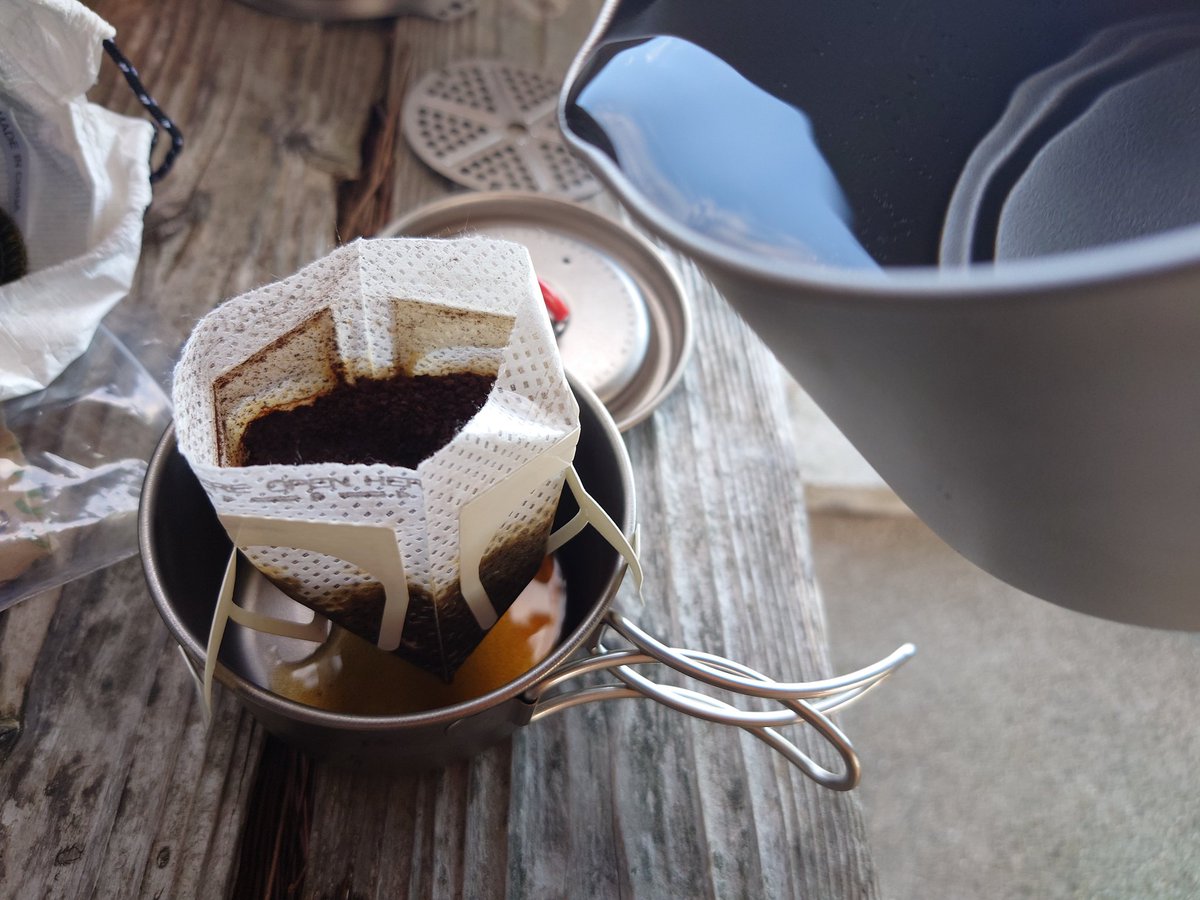 nomodon's tweet photo. 昨日侍サイクルさんで
コーヒーを頂いたので
最軽量クッカーで淹れてみた
そんな苦くもなく(゚д゚)ウマー
クラブハリエの
カボチャクリームパンも(゚д゚)ウマー
良き休日┐(´ー`)┌
#おりたたぶ
#ダホン
#SPEEDRB
#琵琶湖
#侍サイクル
#コーヒー
#チタンクッカー https://t.co/m53poQKMLy