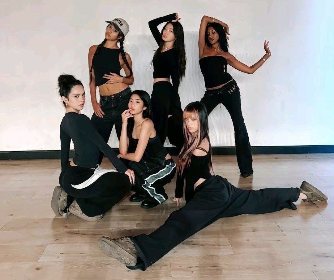 🚨 BREAKING NEWS 

KATSEYE rushed to the hospital with severe back pain from carrying GIRL GROUPS globally this 2025.