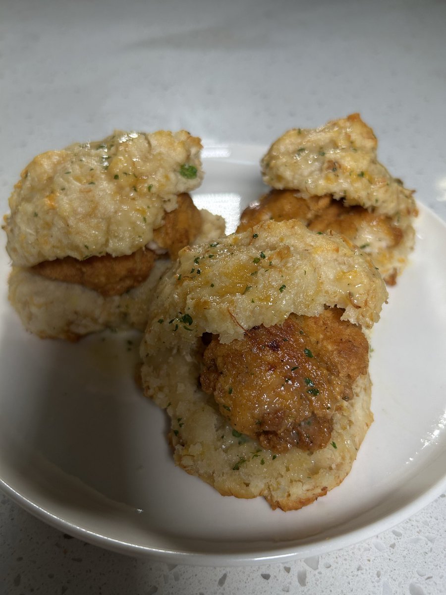 _thatssomimi's tweet photo. cheddar baby chicken biscuits https://t.co/HbHiIkKZFd