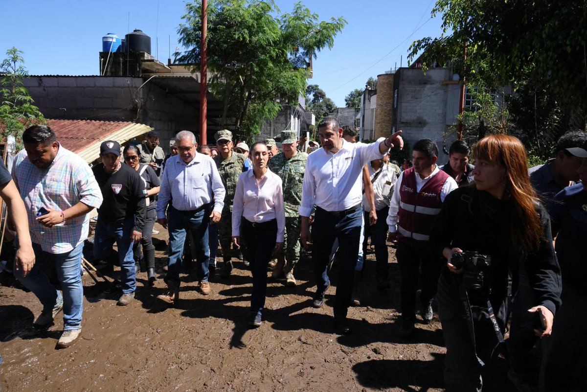 Foro21's tweet photo. #CompromisoFederal 🤝 Presidenta Claudia Sheinbaum anuncia en #Huauchinango, #Puebla, que la Secretaría del Bienestar iniciará censos mañana para damnificados.

"A partir del censo se van a empezar a dar los apoyos... a nadie se va a dejar desamparado". ⬇️

Link: https://t.co/VX5xtGflOe

#Sheinbaum #SierraNorte #Bienestar #Foro21