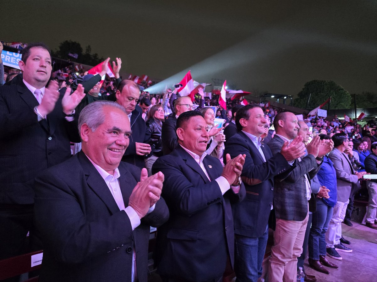 EsdrasRicardoMe's tweet image. 🇵🇪 @rlopezaliaga1 en el Parque de la Exposición. 
#MuniLima #Lima