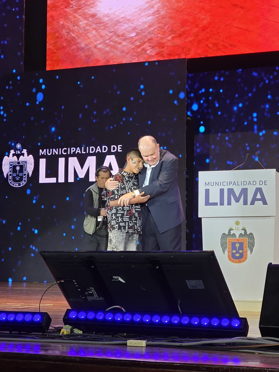 EsdrasRicardoMe's tweet image. 🇵🇪 @rlopezaliaga1 en el Parque de la Exposición. 
#MuniLima #Lima