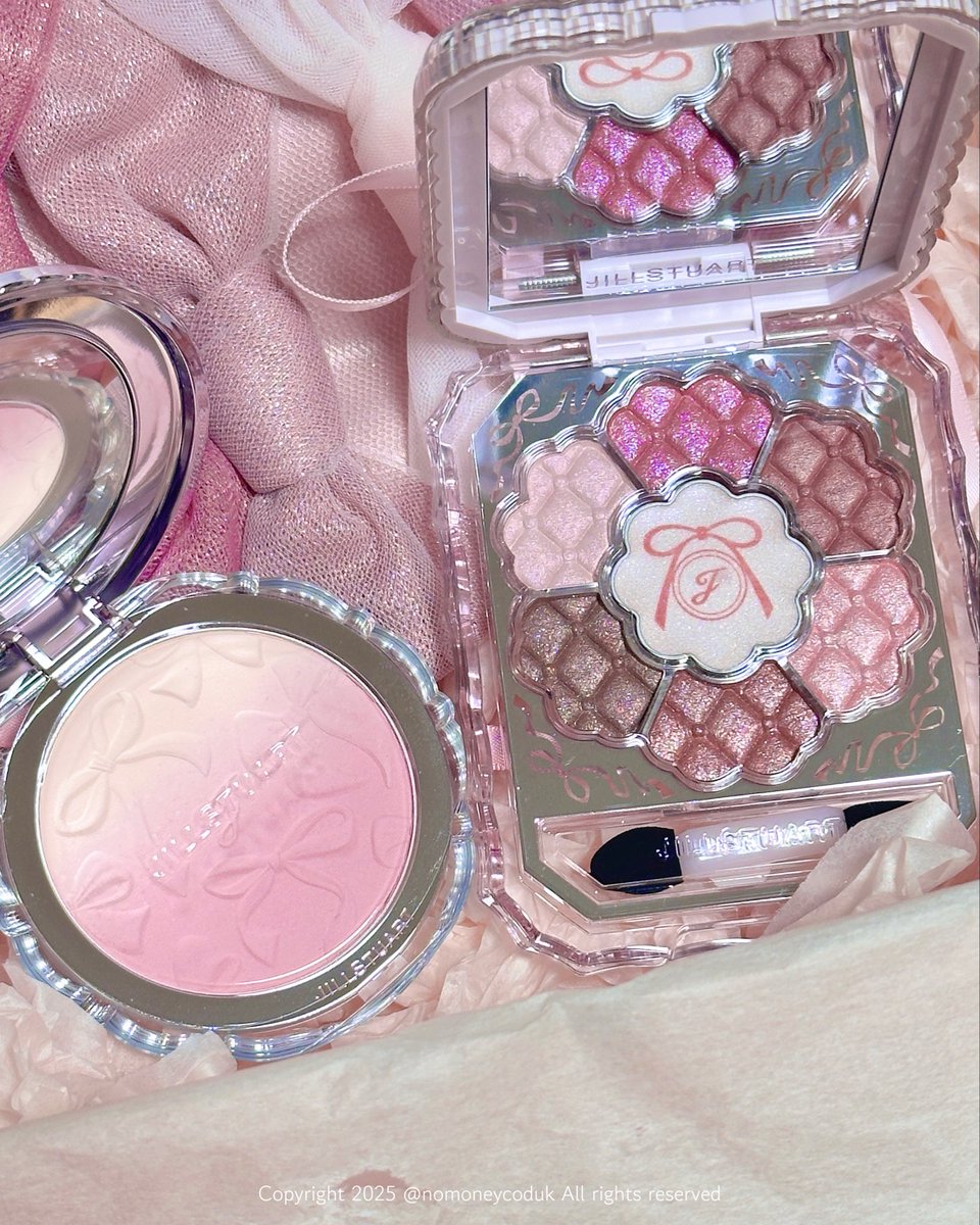 nomoneycoduk's tweet image. #제품제공

질스튜어트 홀리데이컬렉션은 어떤 감동을 줌💝
발색은 조금 있다가 가져올게요!!
블러셔랑 섀도우 팔레트 리본 양각이 너무 예뻐서 좀 더 감상하고싶어요🥰