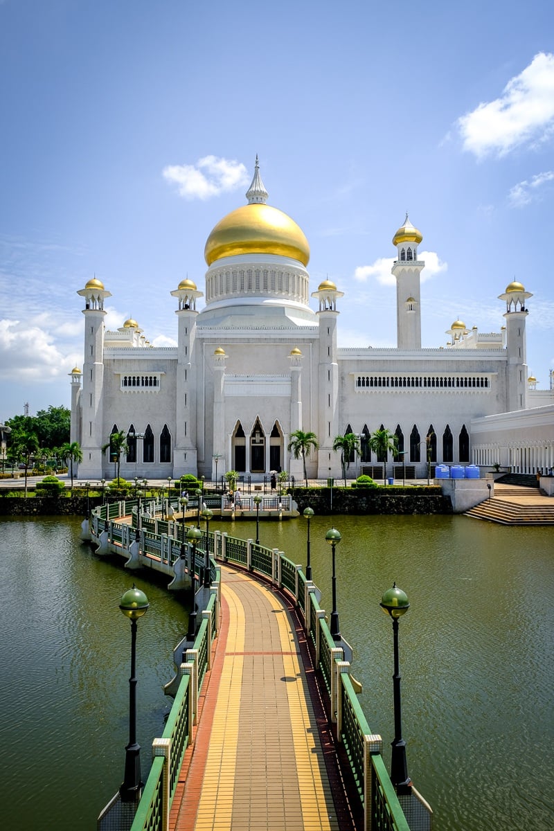 The Sultan Omar Ali Saifuddien Mosque in Brunei ..

Named after the 28th Sultan of Brunei, it was completed in 1958.

🕌 x 🇧🇳