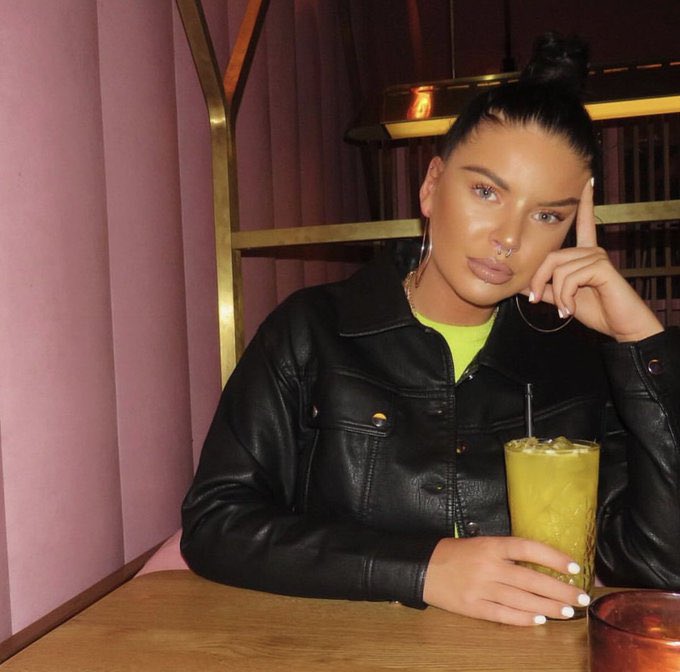 It’s just me outside alone ❤️🥰😍😘👗💛