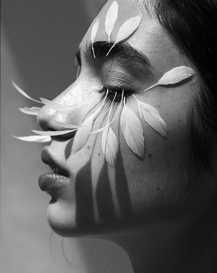 Ophiouk's tweet image. En cada rincón de mi alma, donde el pasado se enreda en la eternidad, te busco entre los pliegues de una memoria que no me pertenece del todo, pero que me reclama con la insistencia de un latido.