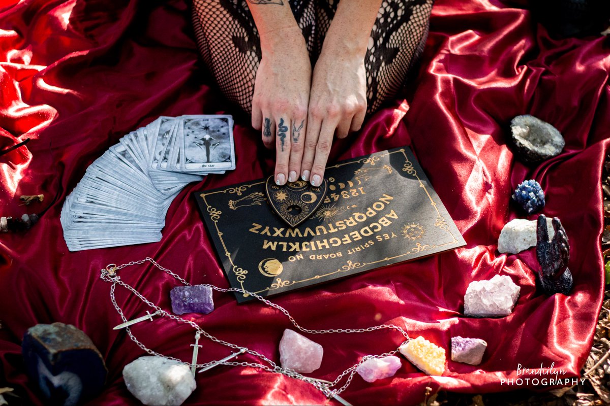 Witches themed spooky shoot 🖤

#brandiilynphotography #themedphotoshoot #witches #witchphotoshoot