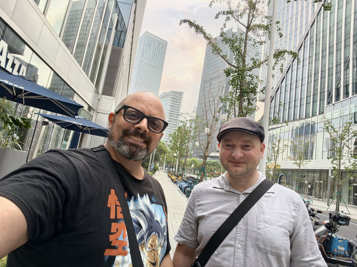 tkdsl8655's tweet image. Look who I found on the streets of #shanghai the man @CConceptCreator