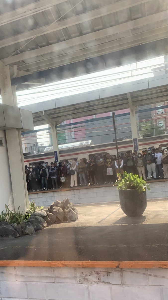 seitapak's tweet photo. Terusin aja terus kereta duri - manggarai kesekian kalinya TELAT sampe numpuk penumpang dari Tangerang. Bukan sekali dua kali loh kayak gini, gak ada berbenahnya sama sekali @CommuterLine https://t.co/YNKCtRIJWR